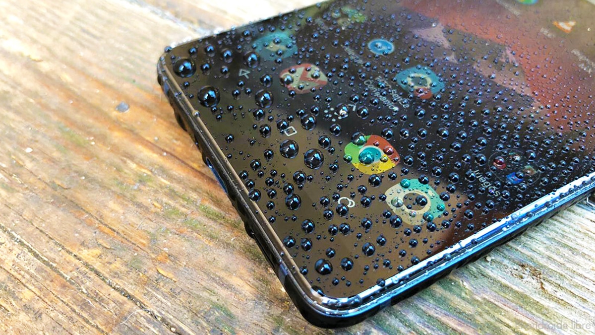 Votre téléphone a pris l’eau cet été ? Les 5 choses que vous ne devez surtout jamais faire