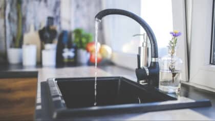 Vous devriez laisser un verre et du papier dans l’évier quand vous partez en vacances d’été, voici pourquoi