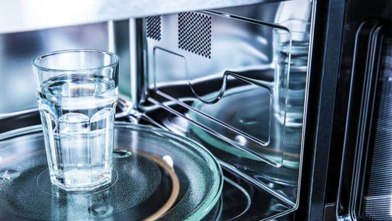 Vous ne devriez jamais chauffer l'eau et le lait au micro-ondes : ces dangers méconnus