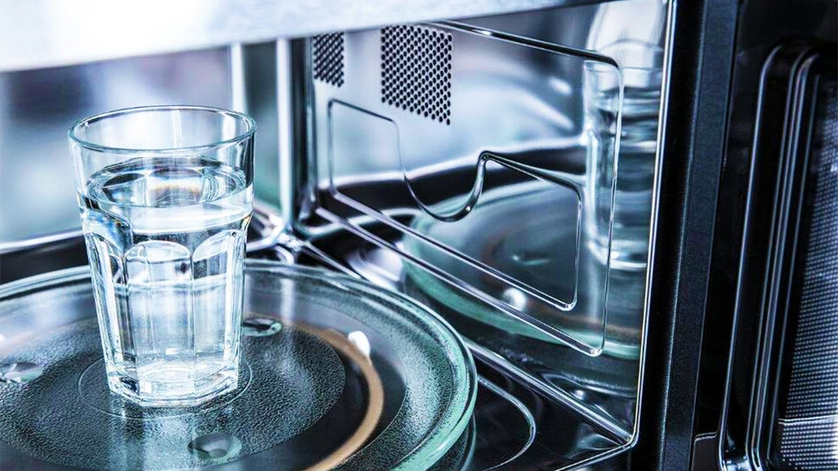 Vous ne devriez jamais chauffer l'eau et le lait au micro-ondes : ces dangers méconnus