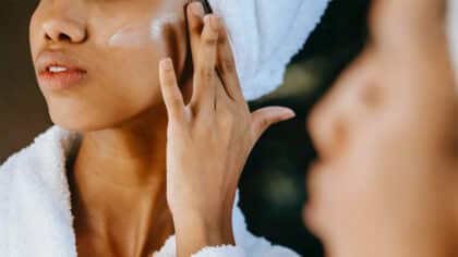 Adieu les taches du visage : l'astuce maison pour les éliminer avec ce produit de cuisine