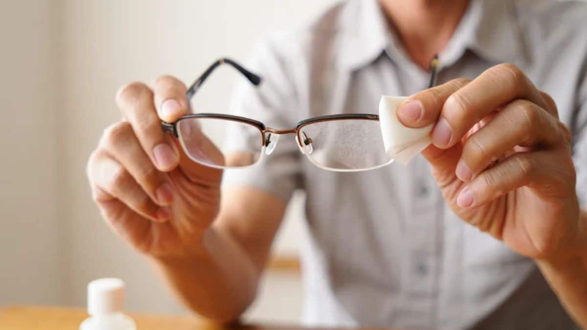 Arrêtez d’utiliser des chiffons et lingettes, cette méthode surprenante rend vos lunettes parfaitement propres et sans rayures
