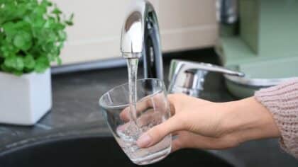 Cette astuce à connaitre absolument pour évaluer la qualité de l'eau du robinet chez vous