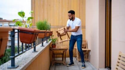 Cette astuce géniale vous fait gagner un espace fou sans travaux sur votre petite terrasse