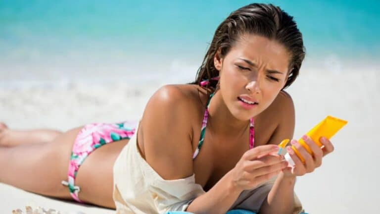 Cette erreur avec votre crème solaire pourrait ruiner votre peau et vous la faites sûrement