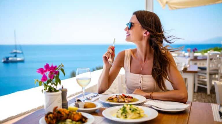 Elle mange au resto tous les jours en vacances sans se ruiner et son astuce va vous surprendre