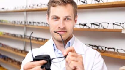 La technique secrète des opticiens pour enlever toutes les rayures des lunettes avec 2 ingrédients de cuisine