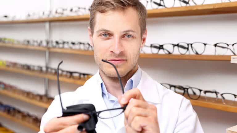 La technique secrète des opticiens pour enlever toutes les rayures des lunettes avec 2 ingrédients de cuisine