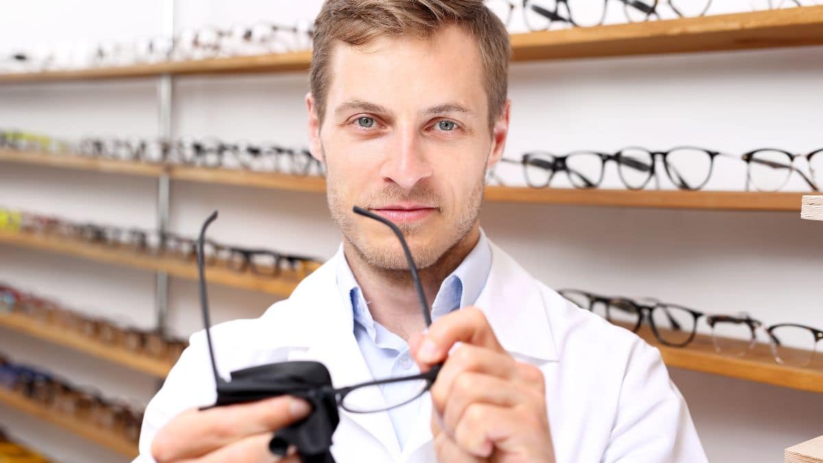 La technique secrète des opticiens pour enlever toutes les rayures des lunettes avec 2 ingrédients de cuisine