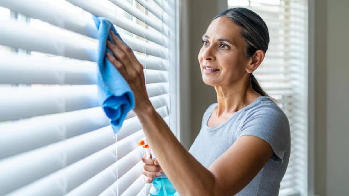 L’astuce de grand-mère qui redonne vie à vos stores en 2 minutes chrono avec une simple chaussette