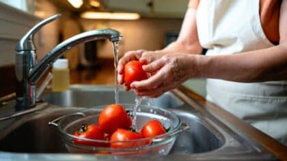 L’astuce des nutritionnistes pour retirer les pesticides des tomates sans les abîmer