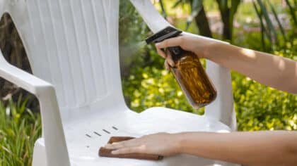 L'astuce maison géniale pour nettoyer les chaises en plastique et les laisser étincelantes de propreté