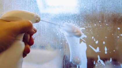 L’astuce simple pour enlever le calcaire des parois de douche: inutile de frotter et c’est impeccable