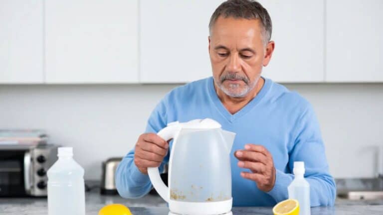Le geste simple pour détartrer votre bouilloire électrique sans produits chimiques
