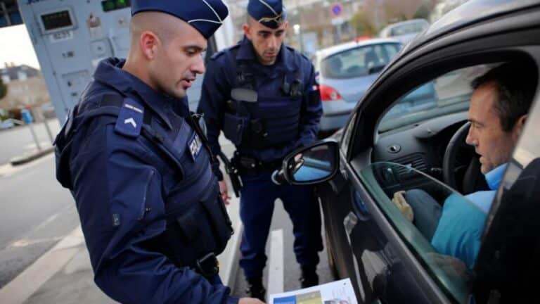 Les gendarmes lancent l’alerte sur ces 4 arnaques sur les parkings font un carnage cet été