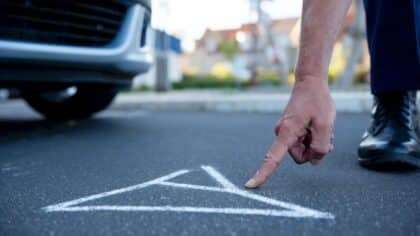 Les gendarmes sont formels, ce détail au sol devant votre voiture peut signaler une tentative de vol ou d’arnaque