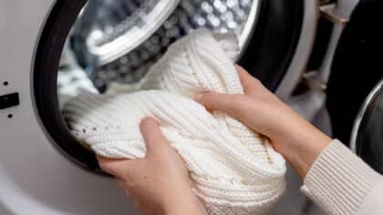 Ni rinçage ni bicarbonate: cet ingrédient que vous avez chez vous laissera vos vêtements comme neufs