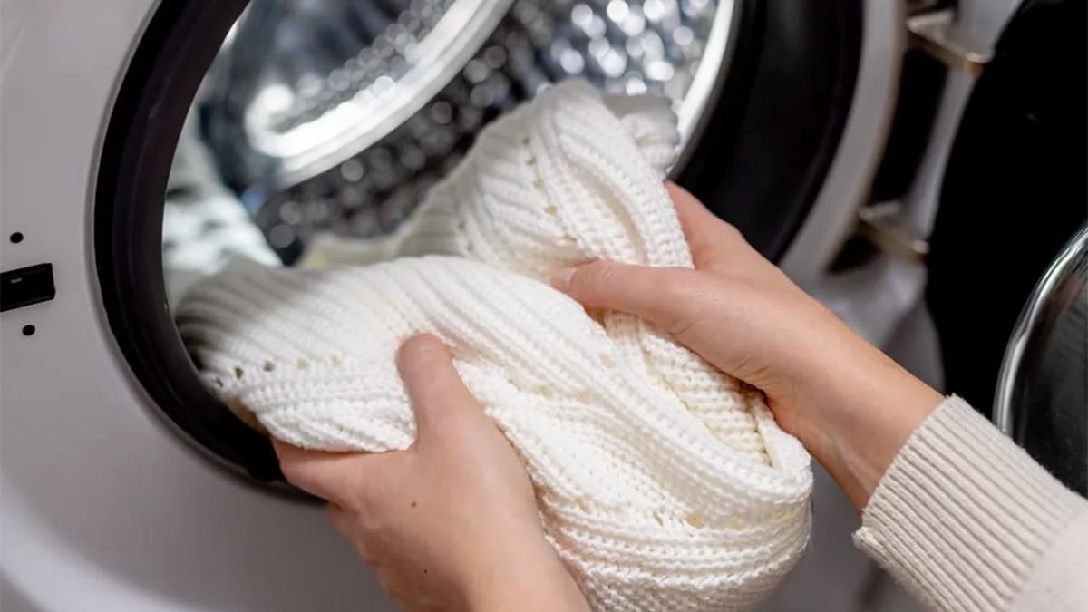 Ni rinçage ni bicarbonate: cet ingrédient que vous avez chez vous laissera vos vêtements comme neufs