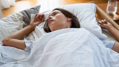 Pas besoin de clim ni de ventilo : cette technique oubliée vous garde au frais toute la nuit