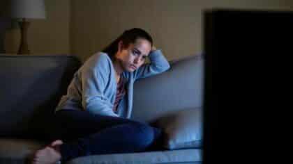 Regarder la télé tous les soirs : ce que cela dit vraiment de vous selon les psychologues
