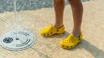 Un podologue déconseille de porter des Crocs en été : voici pourquoi vous devez les éviter
