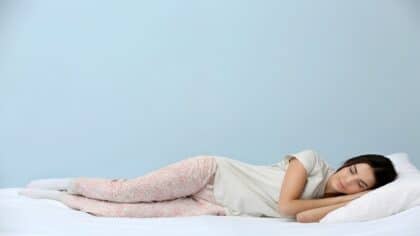 Quelle position de sommeil choisir : côté gauche ou côté droit ?