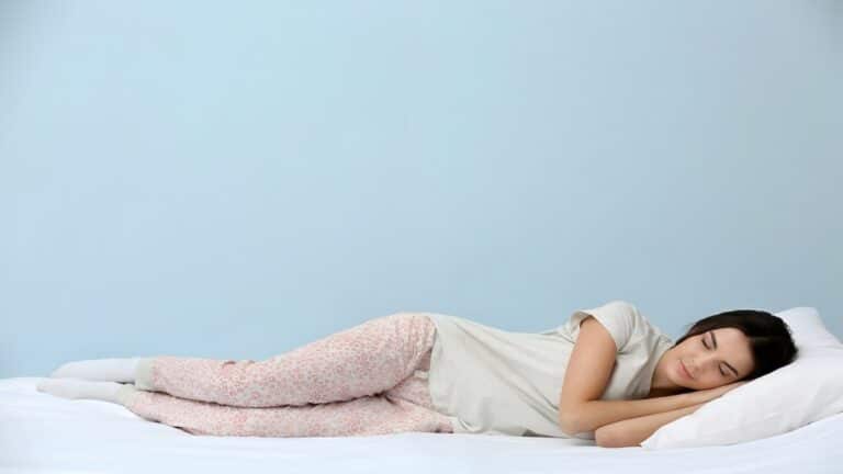 Quelle position de sommeil choisir : côté gauche ou côté droit ?