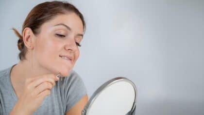 Poils sur le menton chez les femmes : quelles sont les causes ?