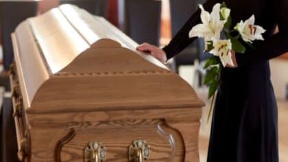 Une confusion à la morgue sème le chaos lors des funérailles