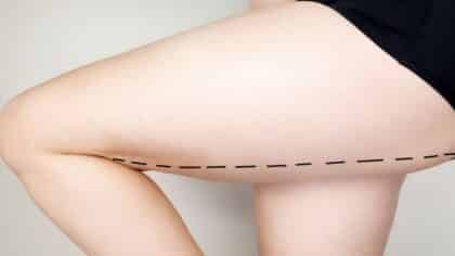 Le secret des jambes serrées : quand le corps parle sans mots
