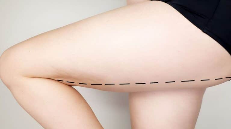Le secret des jambes serrées : quand le corps parle sans mots