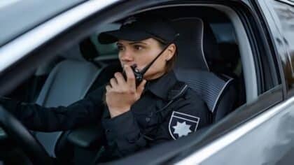 Policière présumée filmée dans sa voiture de patrouille : elle brise le silence