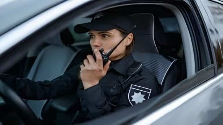Policière présumée filmée dans sa voiture de patrouille : elle brise le silence