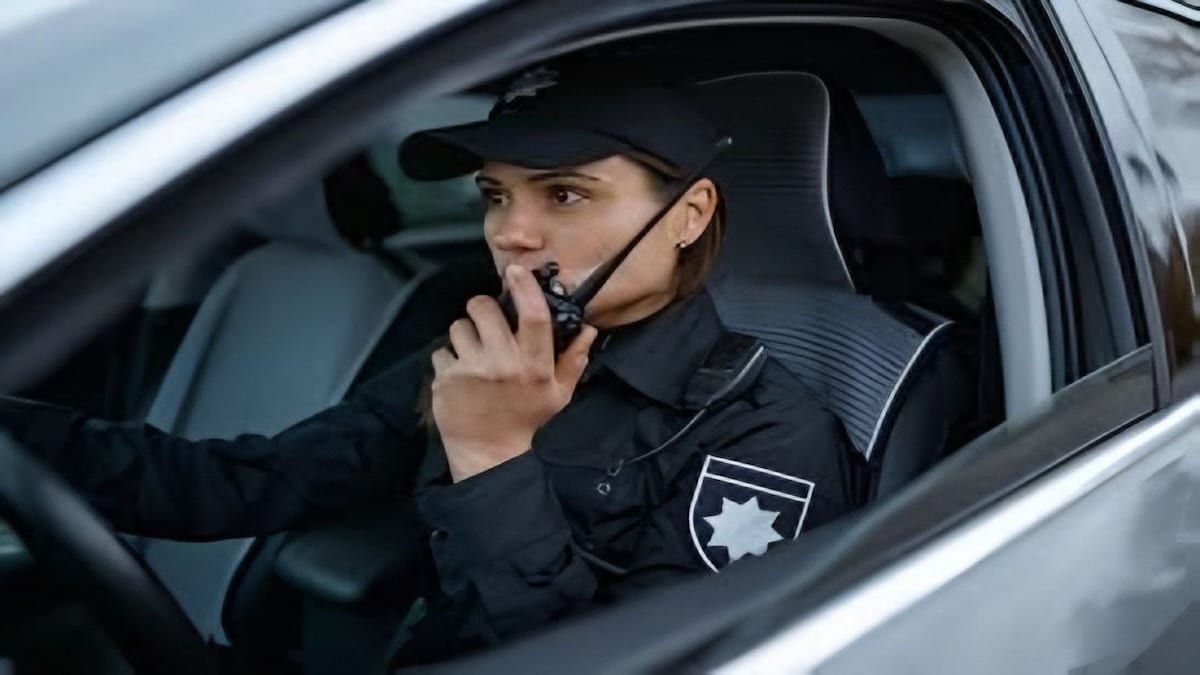 Policière présumée filmée dans sa voiture de patrouille : elle brise le silence