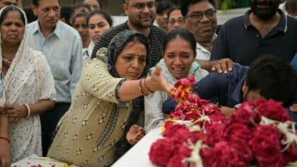 Les proches des victimes du crash d'Air India assistent aux funérailles et vivent des adieux particulièrement difficiles