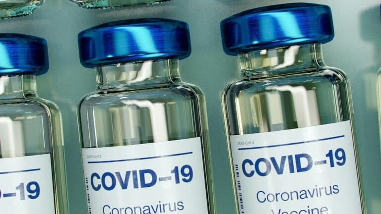 Des effets secondaires rares sont détectés dans les vaccins COVID-19 après l'étude de 99 millions de personnes, faut-il s'inquiéter ?