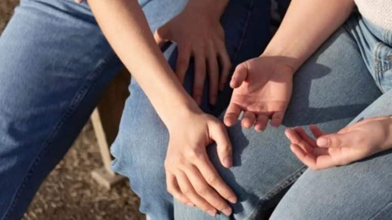 Que signifie le fait qu'un homme pose sa main sur votre jambe ? La vérité derrière ce geste