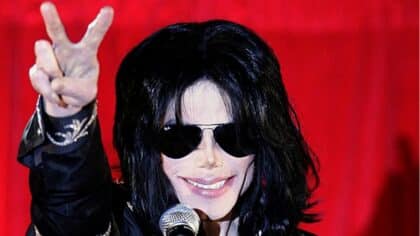 Ce qu'ils ont trouvé sur la tombe de Michael Jackson 15 ans plus tard a laissé tout le monde sous le choc, la vérité éclate