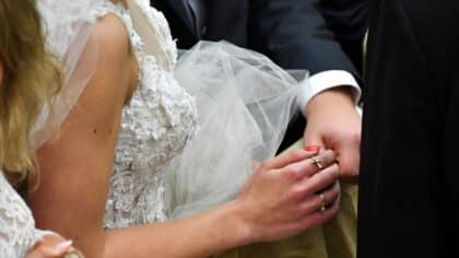 « Je ne m’y attendais pas » : Sa belle-fille l’a humilié en public lors de leur mariage et il s’est vengé pendant le toast