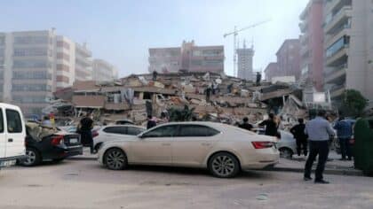 Un tremblement de terre de magnitude 7,7 secoue la ville et laisse tout le monde sous le choc, cet événement met la population en alerte