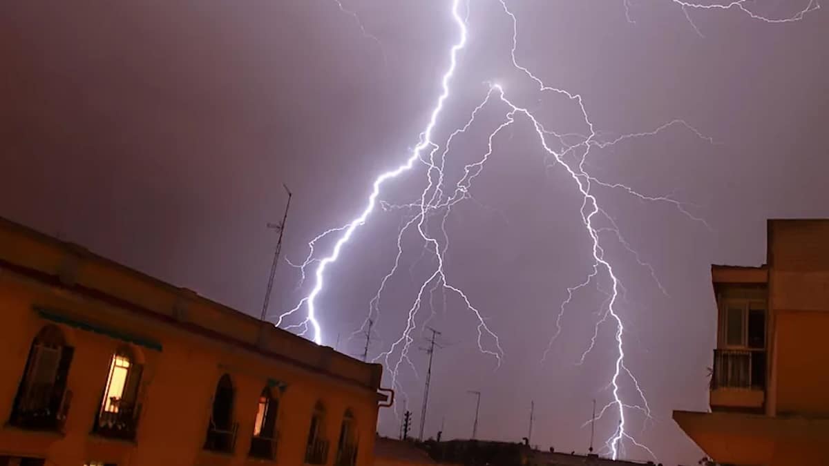 Miracle dans la tempête ! La foudre frappe quatre hommes, mais l'un d'eux s'en sort indemne