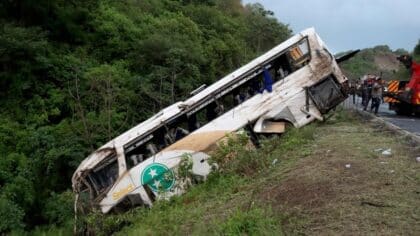 Accident choquant : au moins 20 morts après la chute d'un autobus scolaire dans un ravin