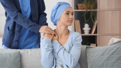 Une femme de 20 ans atteinte d’un cancer colorectal incurable met en garde contre des symptômes que personne ne devrait ignorer.