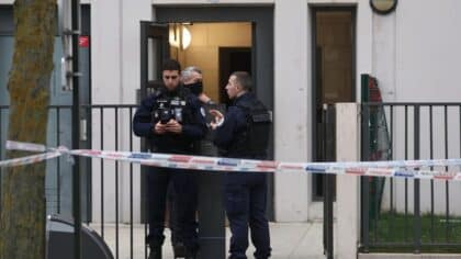 Incident choquant en France : une femme est poignardée devant son domicile et sa meilleure amie est la suspecte