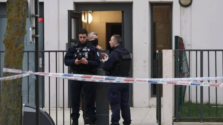 Incident choquant en France : une femme est poignardée devant son domicile et sa meilleure amie est la suspecte