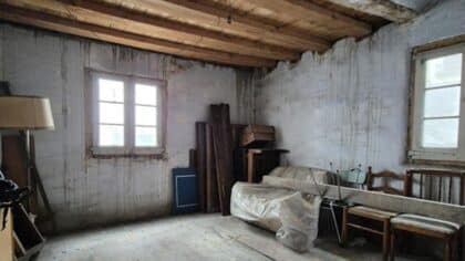 J'ai emménagé dans une vieille maison et j'ai trouvé des crochets dans des endroits très étranges, ce que j'ai découvert ensuite était terrifiant