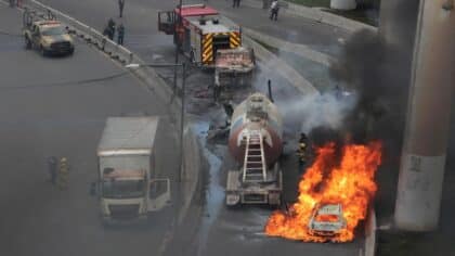 Accident sur l'autoroute : un camion transportant un produit chimique explose, faisant des morts et des dizaines de blessés