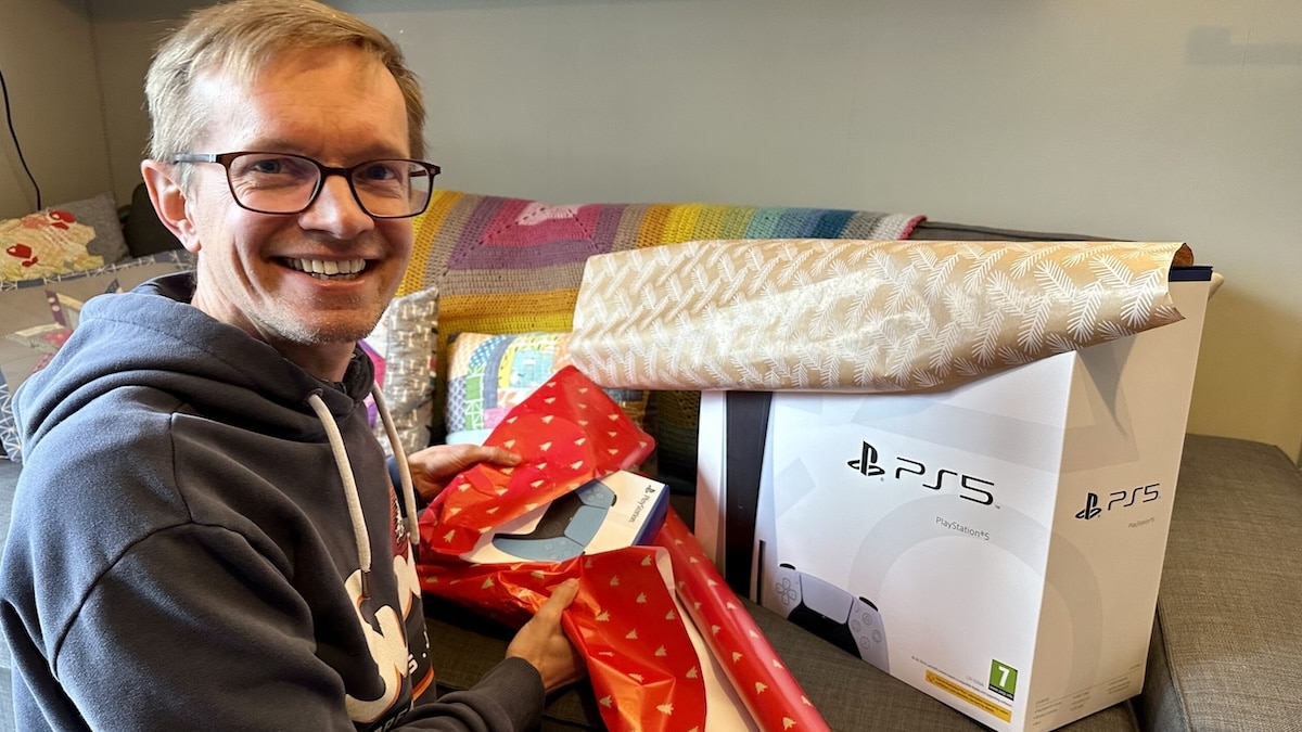 Il a économisé pendant des mois pour lui faire une surprise pour Noël. Il lui a offert la PS5 de ses rêves, mais il m'a fait un cadeau qui m'a fait pleurer