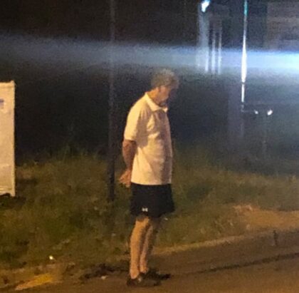 Un père de 73 ans attend sa fille à l'arrêt de bus tous les soirs pour qu'elle n'ait pas à rentrer seule à la maison, un exemple de véritable amour
