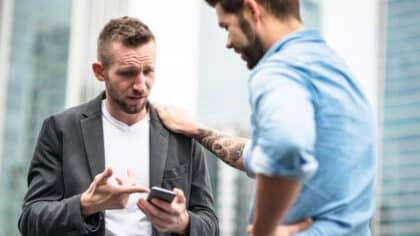 Une nouvelle étude explique pourquoi les hommes gardent leurs émotions pour eux